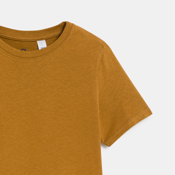 تي شيرت أساسي للفتيان، بأكمام قصيرة.باللون الأصفر الزعفراني